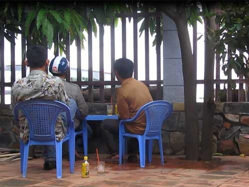 Nhóm cò xe ở quán cà phê Thắng Hải luôn giám sát mọi động tĩnh ở trạm cân trọng tải tỉnh Bình Thuận.