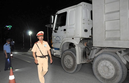 Can bo can xe duoc boi duong bao nhieu tien moi dem? hinh anh