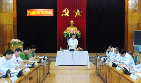 Ông Trần Thọ, Bí thư Thành ủy Đà Nẵng chỉ đạo tại Cuộc họp giao ban đánh giá kết công tác đảm bảo an toàn giao thông và Trật tự đô thị 7 tháng đầu năm 2014.