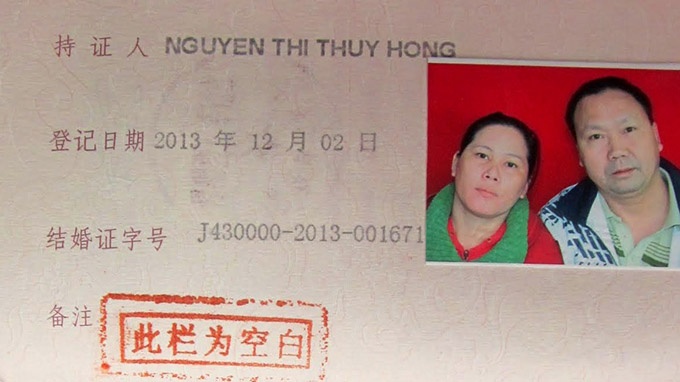 Tờ hôn thú của Lý Trang và chị H. được cấp tại Trung Quốc nhưng tại Việt Nam, cuộc hôn nhân này không được công nhận vì Lý Trang và chị H. không gửi ghi chú kết hôn về Việt Nam.