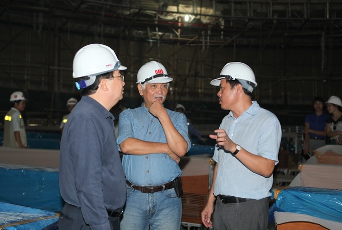 Phòng họp chính của Quốc hội đang trong quá trình hoàn thiện được thiết kế hình bầu dục với 560 ghế ngồi chính, mái vòm tròn, đại biểu Dương Trung Quốc cho biết ông đề nghị đặt tên phòng họp này là “phòng Diên Hồng” và phòng họp của Ủy ban Thường vụ Quốc hội là “phòng Tân Trào”. 