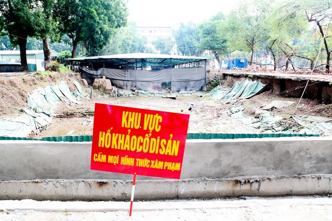 So với ít ngày trước đây, tấm biển này vừa được dựng lên dưới chân tường nhà Quốc hội và ngay trước một hố khảo cổ đã được bơm hút cạn nước.