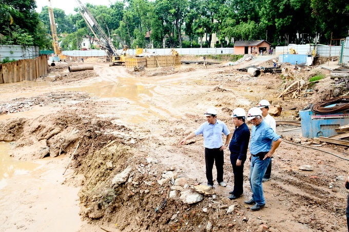 Bãi đỗ xe ngầm được gấp rút thi công phía bên kia đường Bắc Sơn. Do bị khống chế về quy mô, diện tích nên hạ tầng kỹ thuật phục vụ nhà Quốc hội và các hoạt động của Quốc hội phải được tính toán rất kỹ.