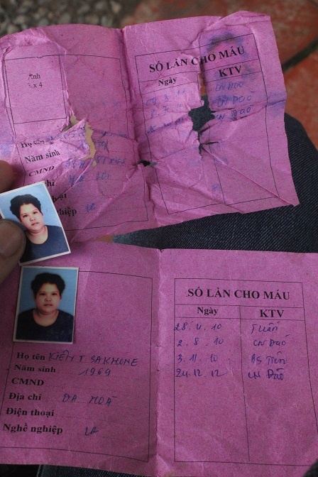 Những tấm thẻ hiến máu được bà Khone giữ lại làm kỷ niệm. 