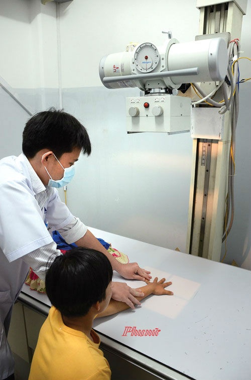 Bác sĩ khám sức khỏe cho bé Trâm.