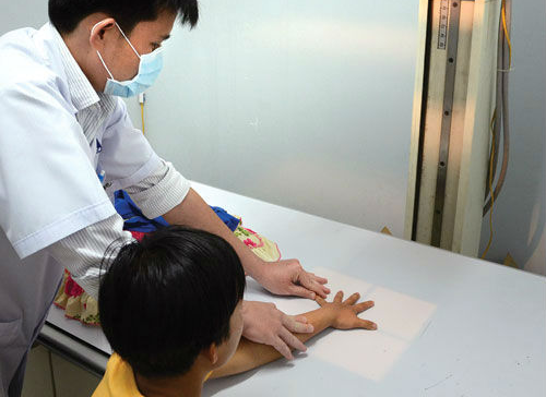 Nua chang duong tim gioi tinh cho be co hai bo phan sinh duc hinh anh