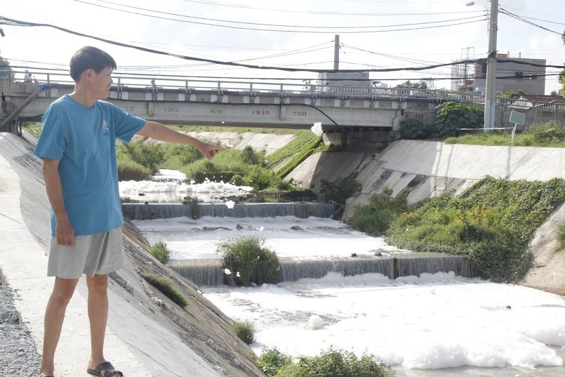“Cách đây vài tháng nước kênh cũng có trong lại, có cá về nhiều. Thế nhưng mấy bữa nay lại có dấu hiệu ô nhiễm trở lại, đặc biệt là lúc ban đêm, khi một số doanh nghiệp xả lén ra kênh. Nhất là vào những đêm mưa, có doanh nghiệp tranh thủ xả thải để nước pha loãng nên rất khó bị phát hiện”- ông Nguyễn Văn Hà, một người dân ở đây kể.