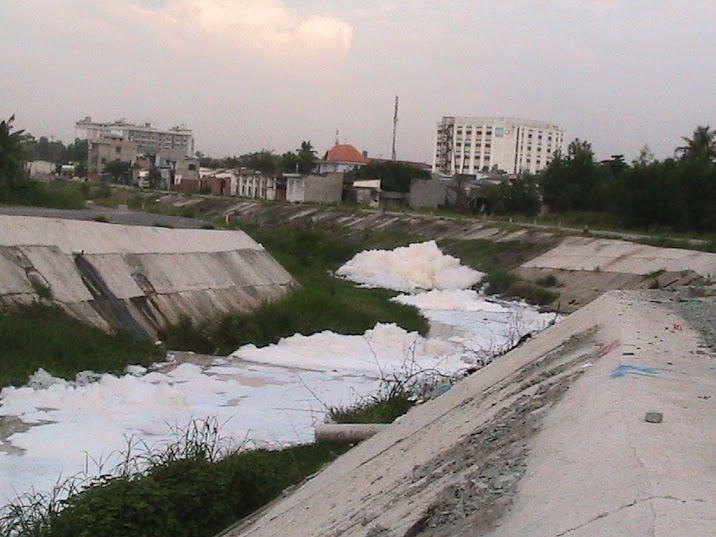 Thế nhưng, hằng ngày dòng kênh vẫn phải tiếp nhận gần 10.000m³ nước thải công nghiệp, ảnh hưởng đến sức khỏe của gần 40.000 người dân đang sống trong lưu vực.