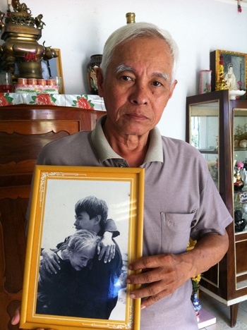 Ông Lê Văn Thức cùng tấm ảnh chụp ông và mẹ tại vũng Tàu tháng 5/1975.