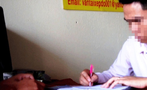 Không một mảnh giấy lận lưng nhưng nếu đóng đủ 300 ngàn đồng sẽ được Cường giải quyết đi làm.