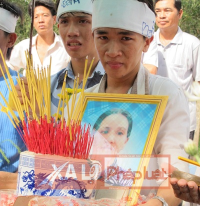  Con trai chị Nhân ôm di ảnh mẹ.