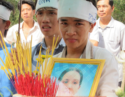 Nguoi me ngheo tu tu cho con di hoc gay chan dong hinh anh