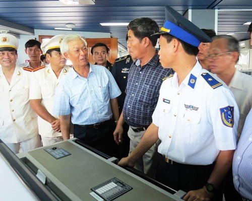 Cán bộ tàu CSB 8001 giới thiệu về con tàu với các đại biểu.