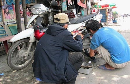 Một nạn nhân có xe cán phải đinh và phải thay ruột mới.