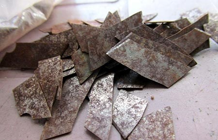 Bịch đinh cắt mảnh được chị H. thu gom trước quán nước, những mong người khác không bị tai nạn như mình vì cán phải đinh.