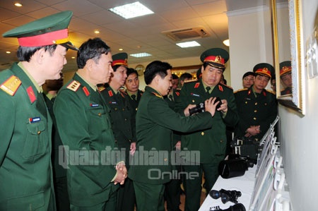 Một số sản phẩm khí tài quang-điện tử tiêu biểu được trưng bày lần này có thể kể đến như: Kính ngắm ban đêm NVS-1BT cho súng trường bắn tỉa SVD 7,62mm; Thiết bị ngắm bắn nhanh ngày đêm bằng la-de bán dẫn; kính ngắm bắn đêm cho pháo Đ44-85mm, pháo Zu23-2 bắn mục tiêu mặt đất và kính ngắm ban đêm cho các loại súng như đại liên PKMSN, tiểu liên AKMS; kính ngắm bắn hỗn hợp ngày đêm 1PN22-M2-CT trên xe chiến đấu bộ binh BMP-1; kính quan sát đêm đeo đầu 2 mắt NĐ-01ĐN; hệ thống quan sát đêm tầm xa dùng để quan sát, giám sát và phát hiện chống đột nhập từ xa. Trong ảnh: Bộ trưởng Bộ Quốc phòng, Đại tướng Phùng Quang Thanh kiểm tra sản phẩm khí tài quang-điện tử do Viện Khoa học và Công nghệ quân sự thiết kế, chế tạo.