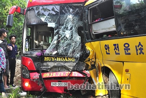 2 xe giuong nam doi dau, lai va phu xe bi ket trong cabin hinh anh