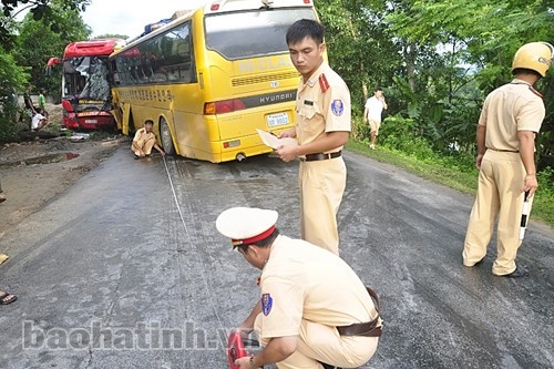 Theo một số nhân chứng, vào thời điểm trên, chiếc xe khách mang BKS 38B-000.08 (thuộc nhà xe Huy Hoàng), đi từ Sơn Tây ra Hà Nội trên QL8A, khi đi qua khúc cua gấp, khuất khuất tầm, đã đâm vào chiếc xe khách giường nằm BKS Lào UN- 9952 chạy hướng ngược lại.