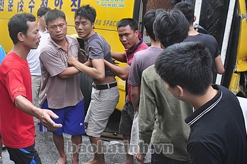 Cú đâm mạnh khiến đầu 2 xe bẹp dúm, lực lượng cứu hộ phải dùng máy cắt để giải cứu lái xe, phụ xe bị kẹt trong cabin và các nạn nhân. Ngay sau đó, các nạn nhân được nhanh chóng đưa đi cấp cứu tại BVĐK huyện Hương Sơn.