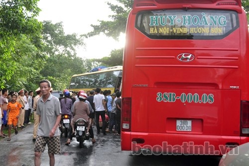 Ngay khi nhận được tin báo, lực lượng CSGT Công an Hà Tĩnh và Công an huyện Hương Sơn đã kịp thời có mặt, khẩn trương khám nghiệm hiện trường, điều tra nguyên nhân và phân luồng giao thông.