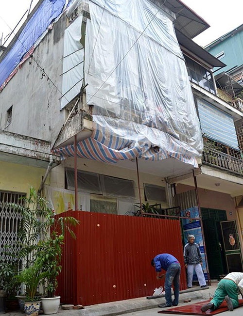 Biện pháp chống “bom bẩn” của gia đình ông Ngô Đình Trang: căng bạt che toàn bộ lầu 2 và bắn tôn che chắn tầng trệt.