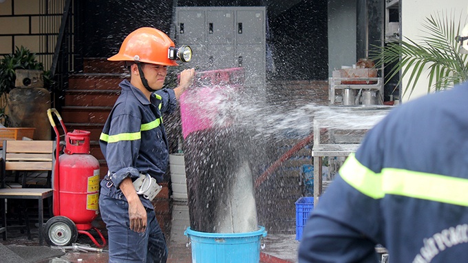 Nin tho xem linh cuu hoa pha 'bom' ga hinh anh