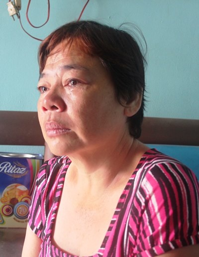 Bà Nguyễn Thị Mai Trinh (46 tuổi) khóc nức nở khi nói về sự mất tích bí ẩn của con gái.