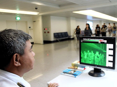 Truc tiep xem chan dich Ebola tai Tan Son Nhat hinh anh