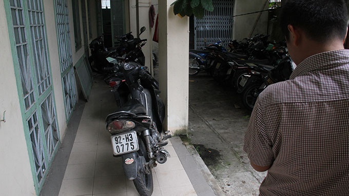 Canh sat bi xe vuot den do keo le gan 20 m hinh anh