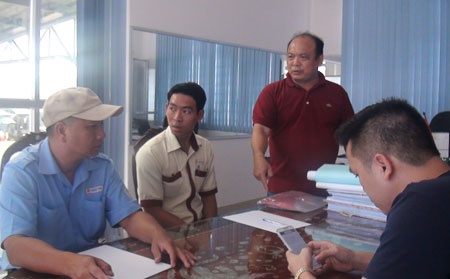 Thanh tra giao thông lập biên bản tài xế xe Thành Bưởi.