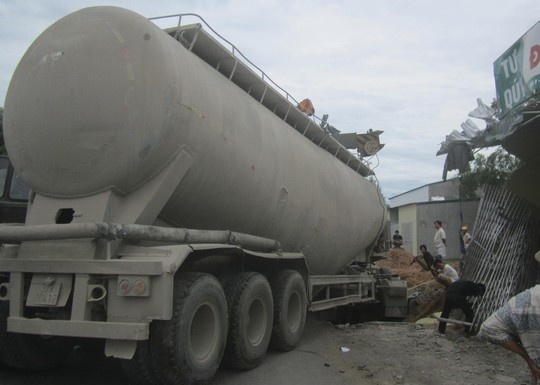 Xe bon mat lai, lao vao nha dan dang ngu hinh anh