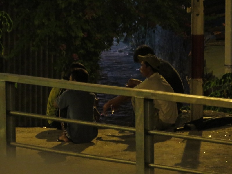 Đêm xuống các đối tượng nghiện ma túy lên cầu Quay hóng gió.