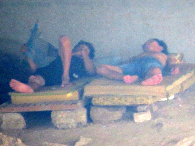 Dưới gầm đôi đầu cầu đường bộ Tam Bạc thuộc địa bàn 2 phường Cát Dài (Lê Chân) và Thượng Lý (Hồng Bàng) đang trở thành hang ổ của hàng chục đối tượng nghiện ma túy, nhiễm H trú ngụ, sinh hoạt bầy đàn.