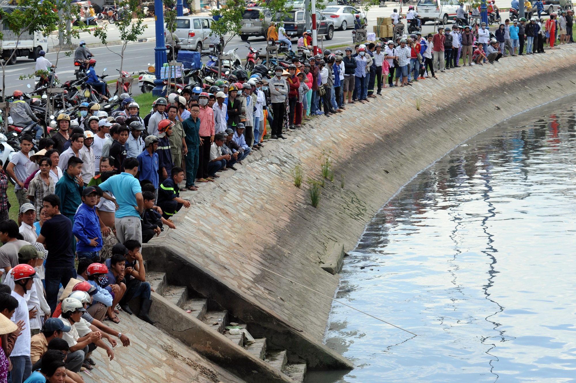 Hang chuc nguoi nhai lan tim be trai duoi kenh Tau Hu hinh anh