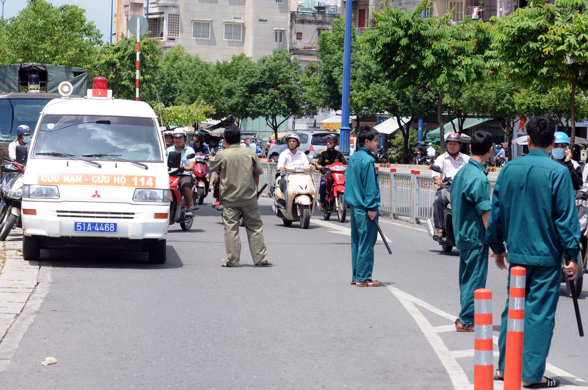 Đến 12 giờ cùng ngày, lực lượng chức năng vẫn đang tích cực tìm kiếm dưới trời nắng nóng.