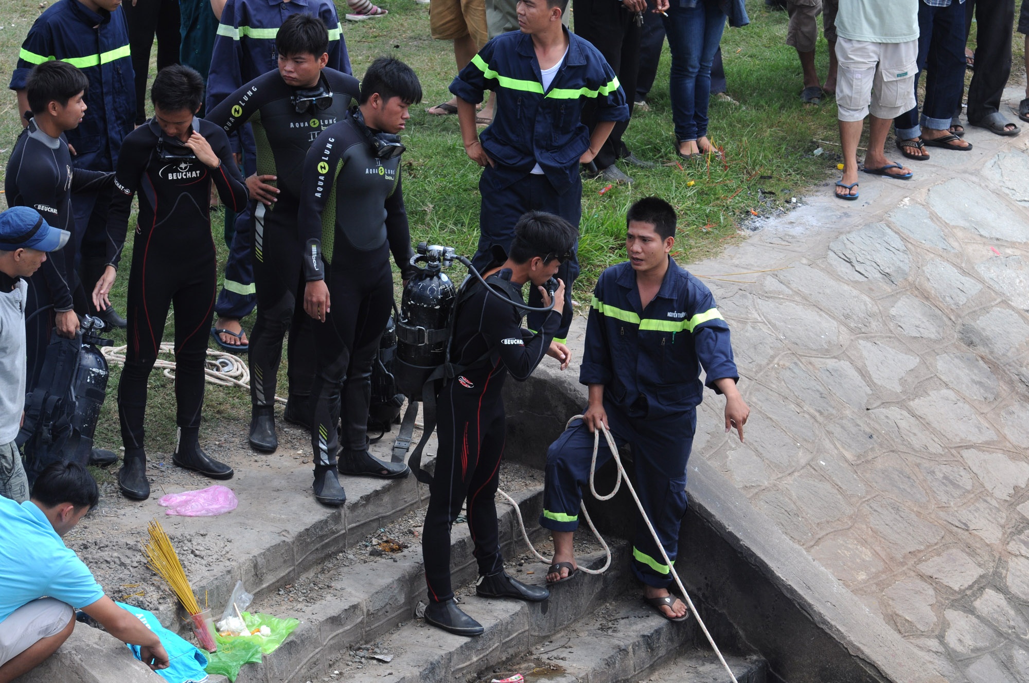 Nhận được tin, lực lượng cứu hộ TP.HCM và quận 8 đã có mặt để tìm tung tích bé trai.