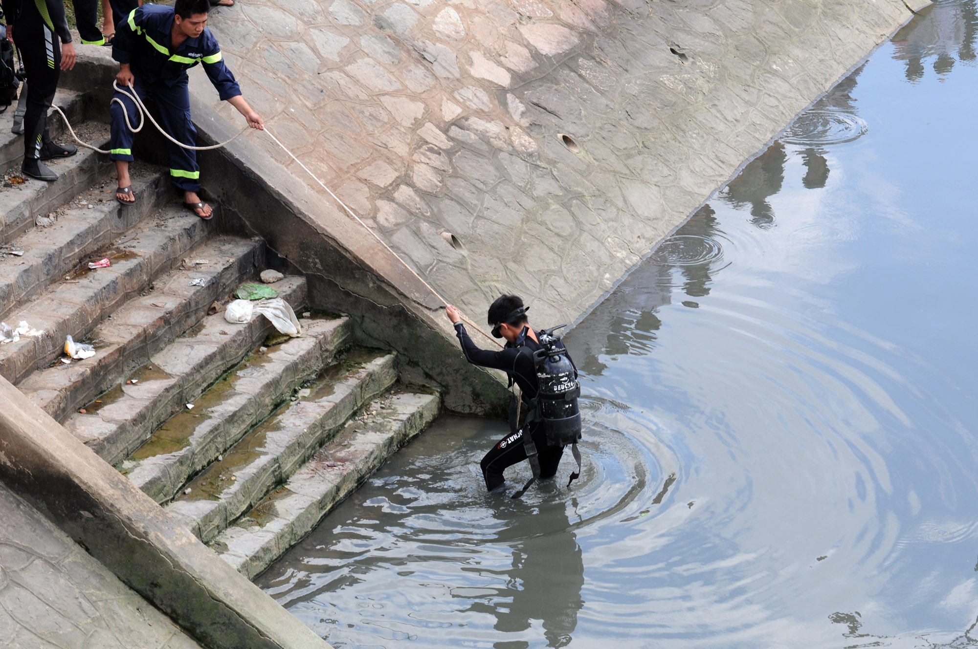 Bước đầu, bé trai được xác định tên Lê Trịnh Gia Minh (SN 2007), ngụ đường An Bình, phường 5, quận 5, TP.HCM.