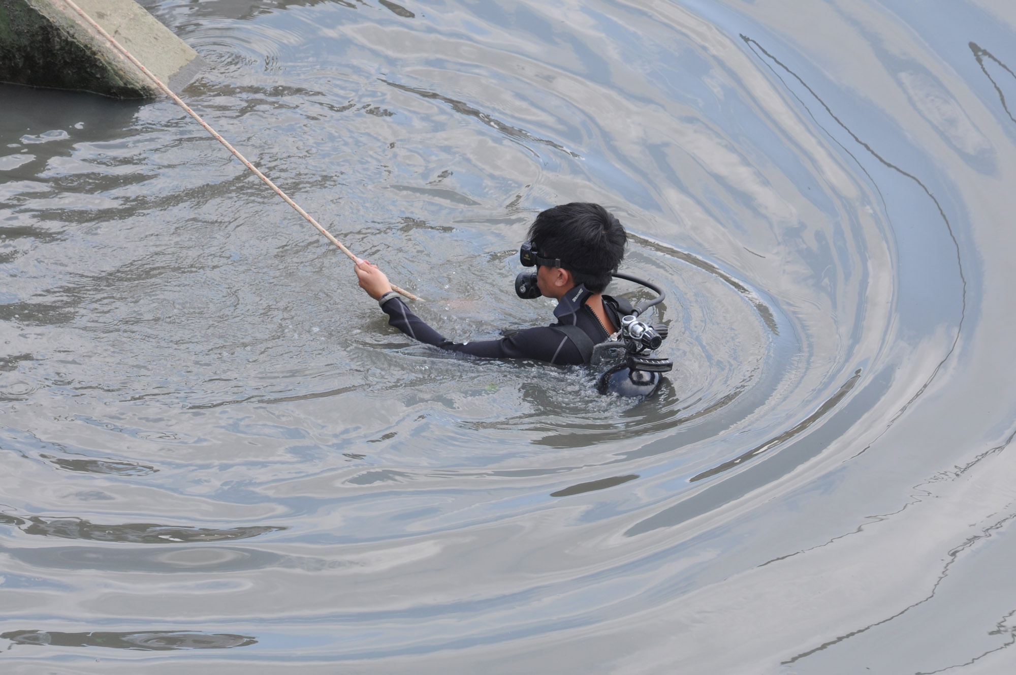 Theo người nhà bé Minh, hôm qua bé đi chơi với bạn dọc kênh Tàu Hũ. Tuy nhiên, đến chiều tối không thấy bé về nên mọi người bủa ra đi kiếm.