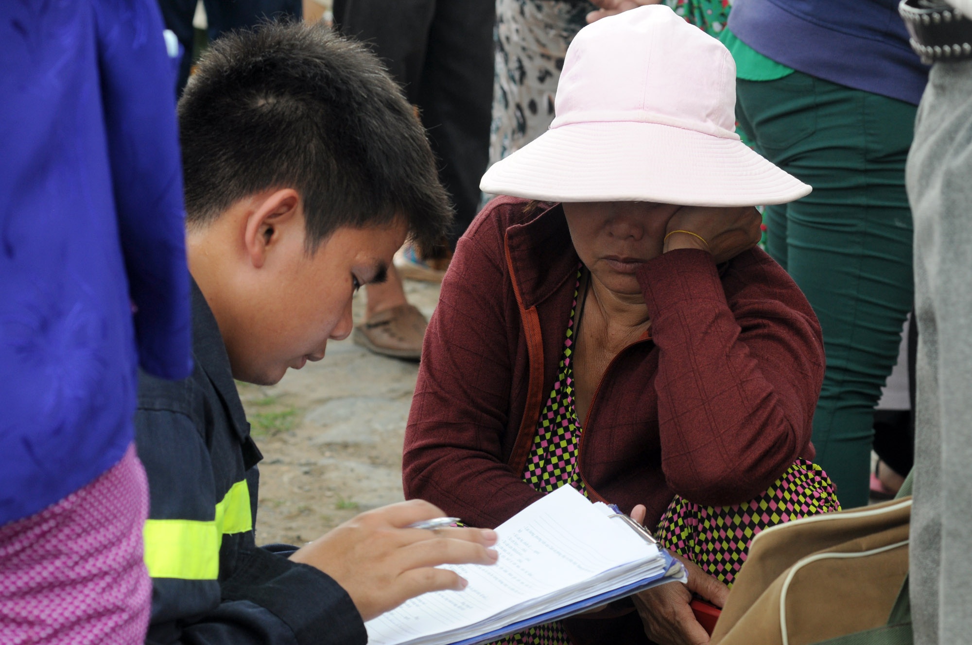 Nhiều người dân cho biết, khoảng 15 giờ ngày 8-8, có nhìn thấy 2 đứa trẻ đi chơi dọc kênh.