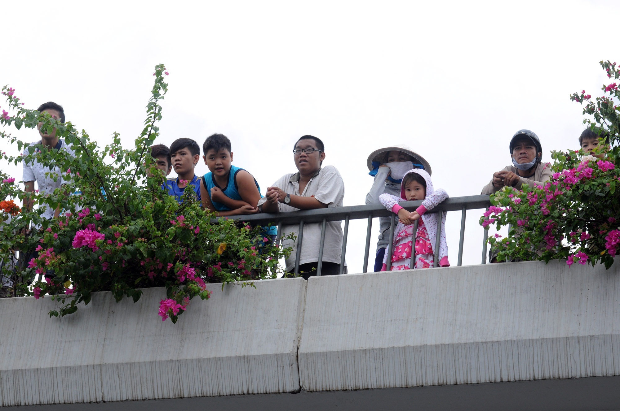 Nhiều người dân hiếu kỳ tập trung để theo dõi sự việc.