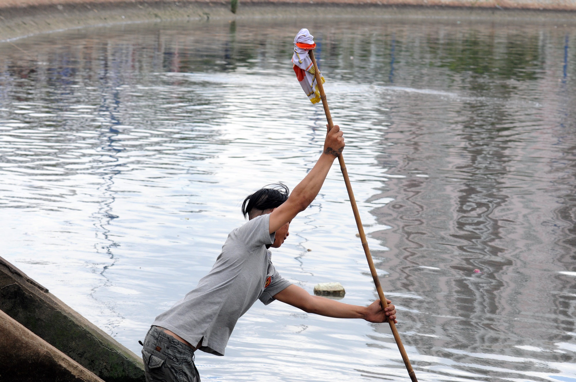 Người nhà mang chiếc áo cũ của nạn nhân ra hi vọng sẽ tìm được con mình.