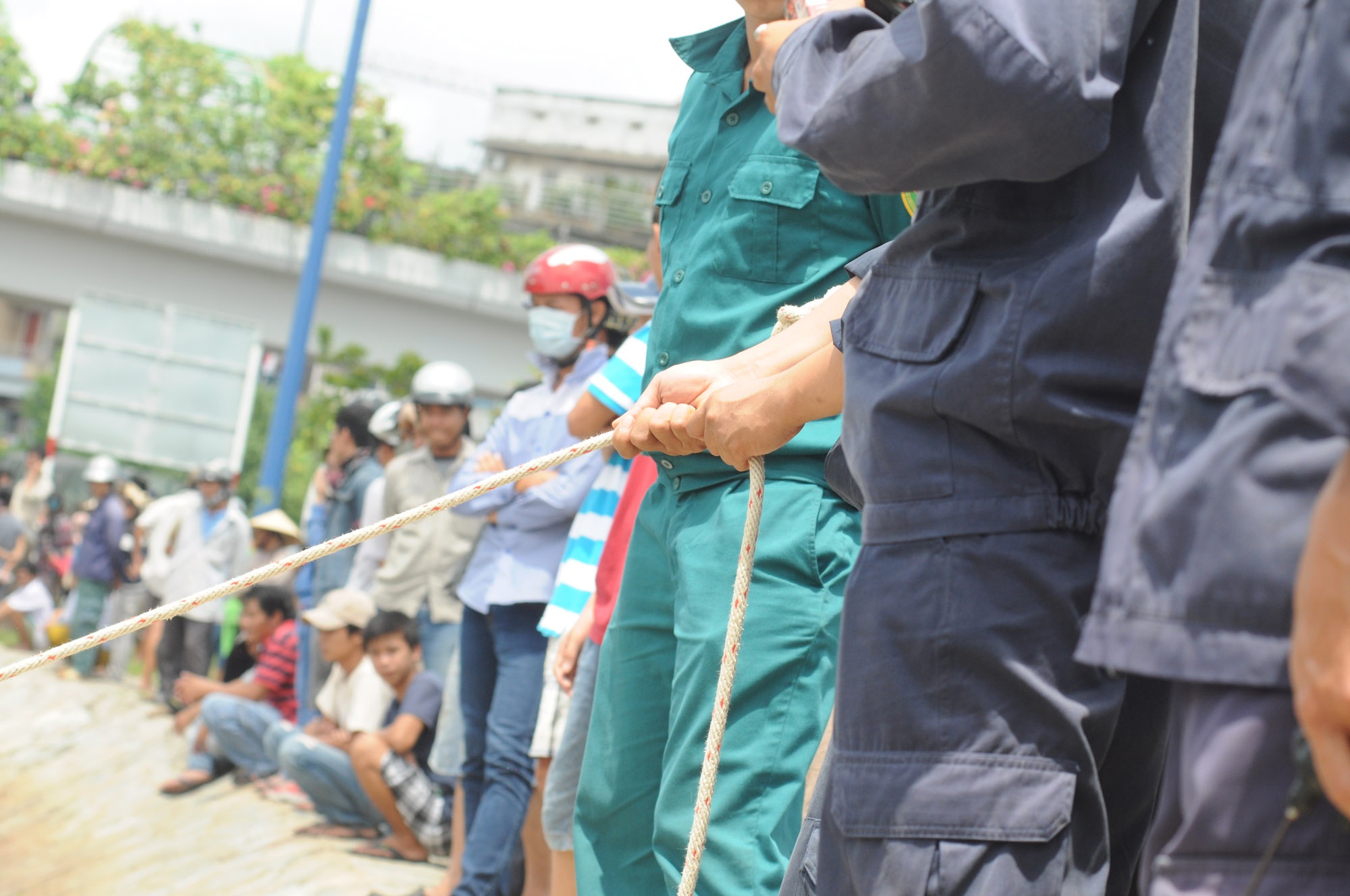 Lực lượng cứu hộ làm việc tích cực với hi vọng tìm thấy nạn nhân.