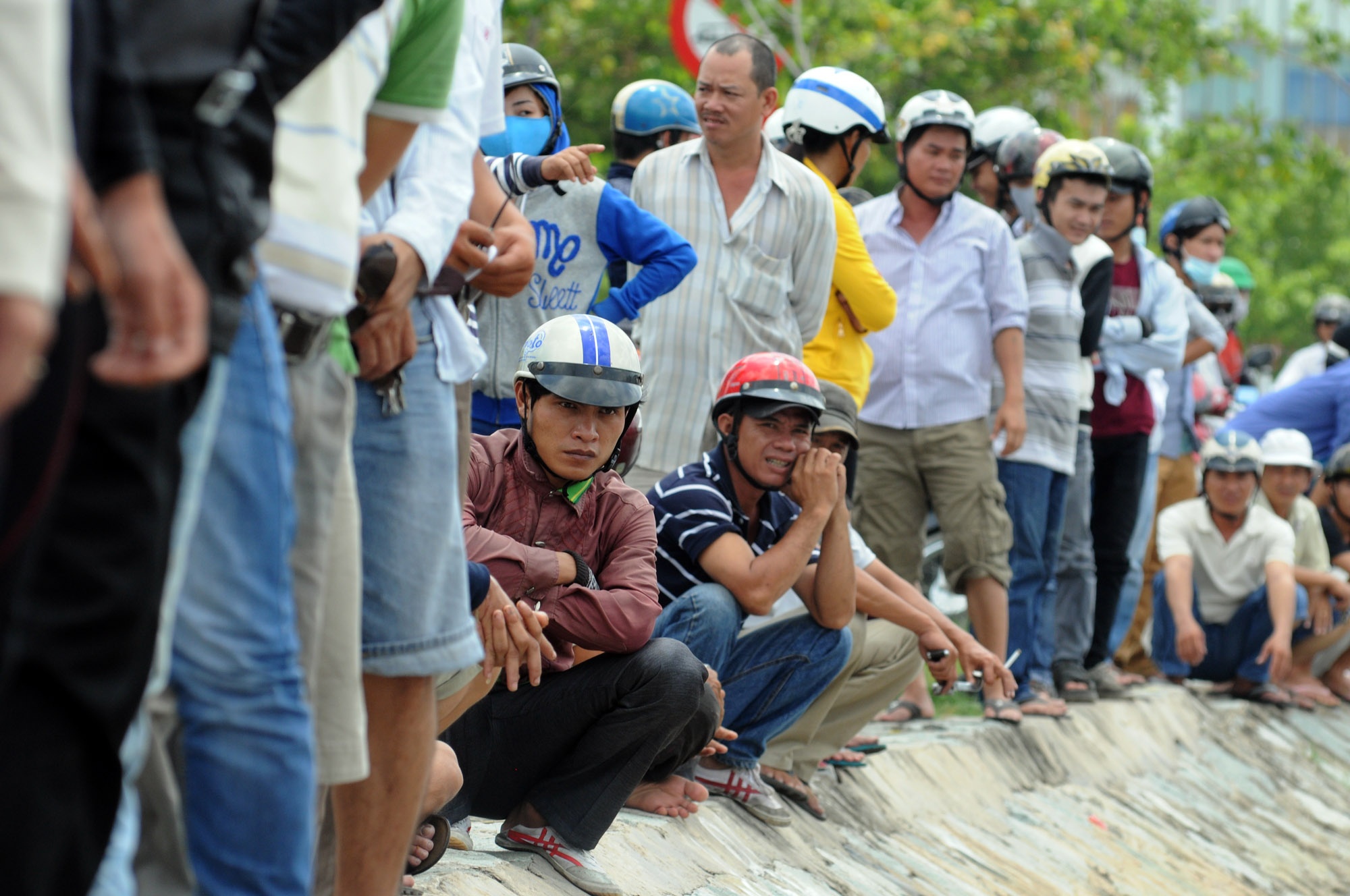 Nhiều người đi đường cũng dừng chân để xem sự việc. Họ hi vọng sớm tìm thấy đứa trẻ đáng thương.