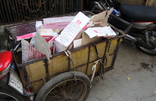 Hằng ngày, chị Hồng cùng chiếc xe đẩy này rong ruổi khắp con hẻm ở Sài Gòn để mưu sinh.