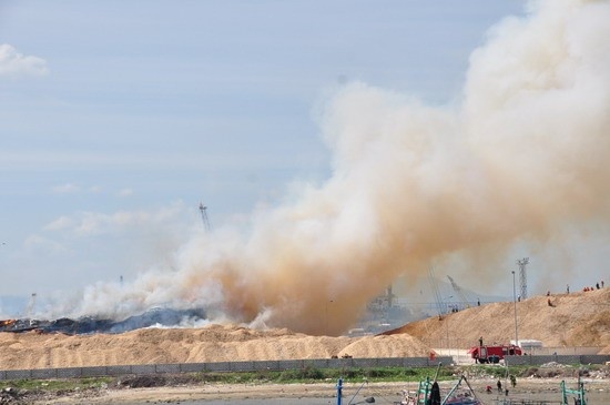 Lúc này, hàng chục xe chữa lửa chuyên dụng của cảnh sát PCCC, các doanh nghiệp, đơn vị, cùng hàng trăm người tham gia chữa cháy. Tuy nhiên, lửa vẫn đang lan rộng. Các xe chuyên dụng trong khu vực Cảng đã được điều động để bốc dỡ gỗ, cách ly đám cháy. Hiện tại (15h), gió ngoài trời đang tiếp tục thổi mạnh nên việc dập tắt lửa trở nên rất khó khăn. Ảnh: Báo Bình Định.