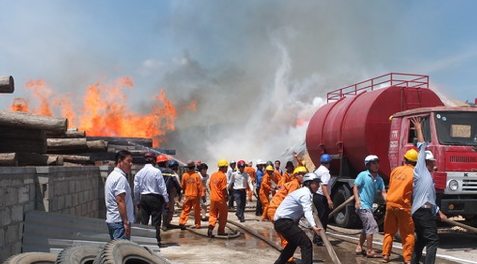 Bai go 10.000 m2 o cang Quy Nhon chay thanh than hinh anh