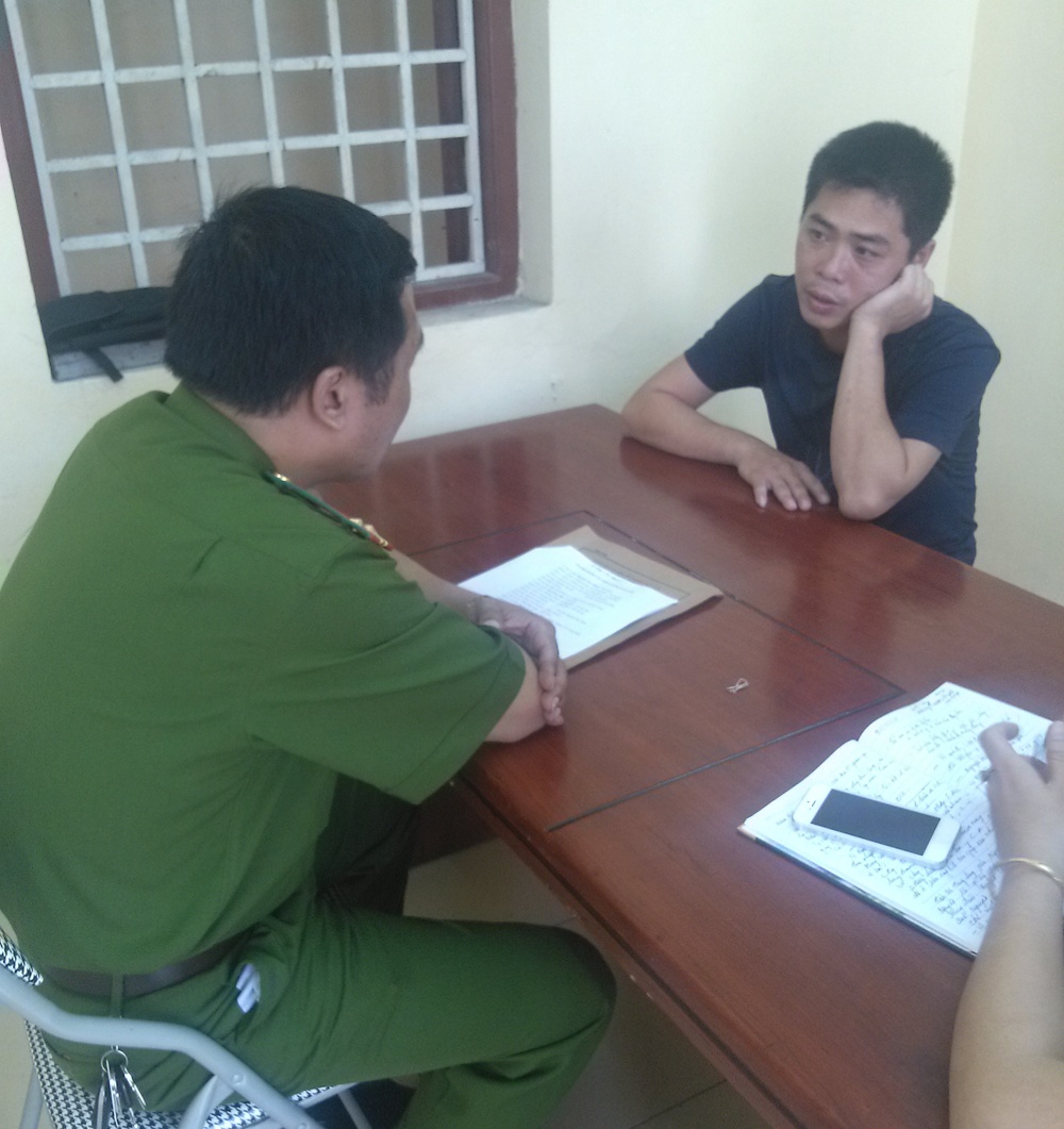 Hùng tại cơ quan công an.