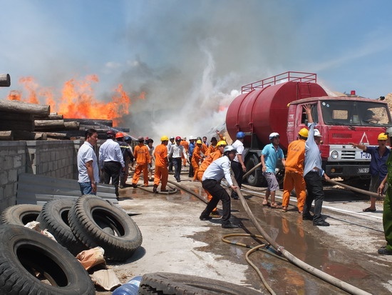 Clip chay lon tai Cang Quy Nhon hinh anh