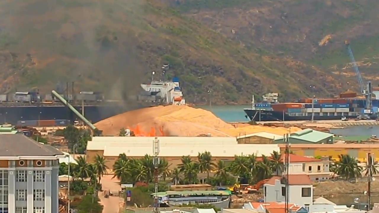 Khoảng 12h trưa 11/8, bãi chứa gỗ bi hàng chục nghìn mét khối vừa được một số đơn vị tập kết ngoài bãi thuộc khu vực Cảng Quy Nhơn, TP Quy Nhơn, tỉnh Bình Định bỗng dưng bốc cháy dữ dội.