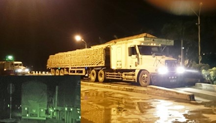 Xe qua tai vo tu qua mat canh sat giao thong hinh anh